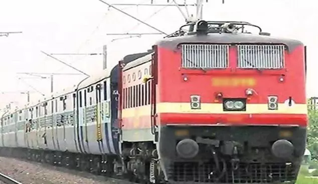 इंदौर में डेमो ट्रेन की चपेट में आने से बुजुर्ग महिला गंभीर घायल