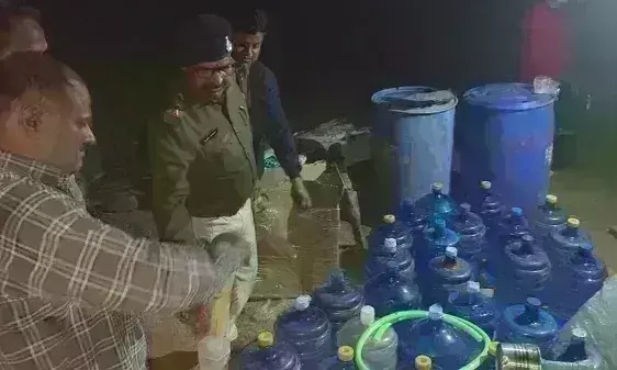 शिवपुरी के करैरा में छापा मारा, अवैध शराब फैक्ट्री पकड़ी शिवपुरी के करैरा में छापा मारा, अवैध शराब फैक्ट्री पकड़ी
