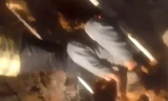 सीवर के 20 फीट गड्ढ़े में गिरा राहगीर, बेहोशी हालत में जेसीबी से बाहर निकाला!