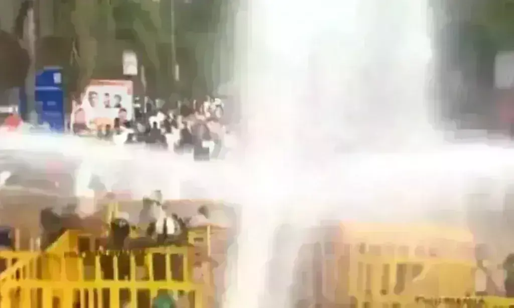 भोपाल में युवा कांग्रेस का प्रदर्शन, कार्यकर्ता बैरिकेड्स पर चढ़े, पुलिस ने आंसू गैस के गोले दागे