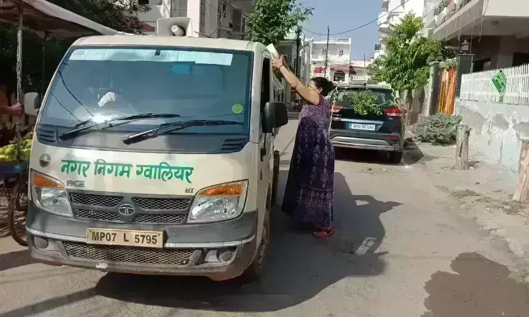 ग्वालियर में खुले वाहनों से कचरे का परिवहन,  हादसे का डर