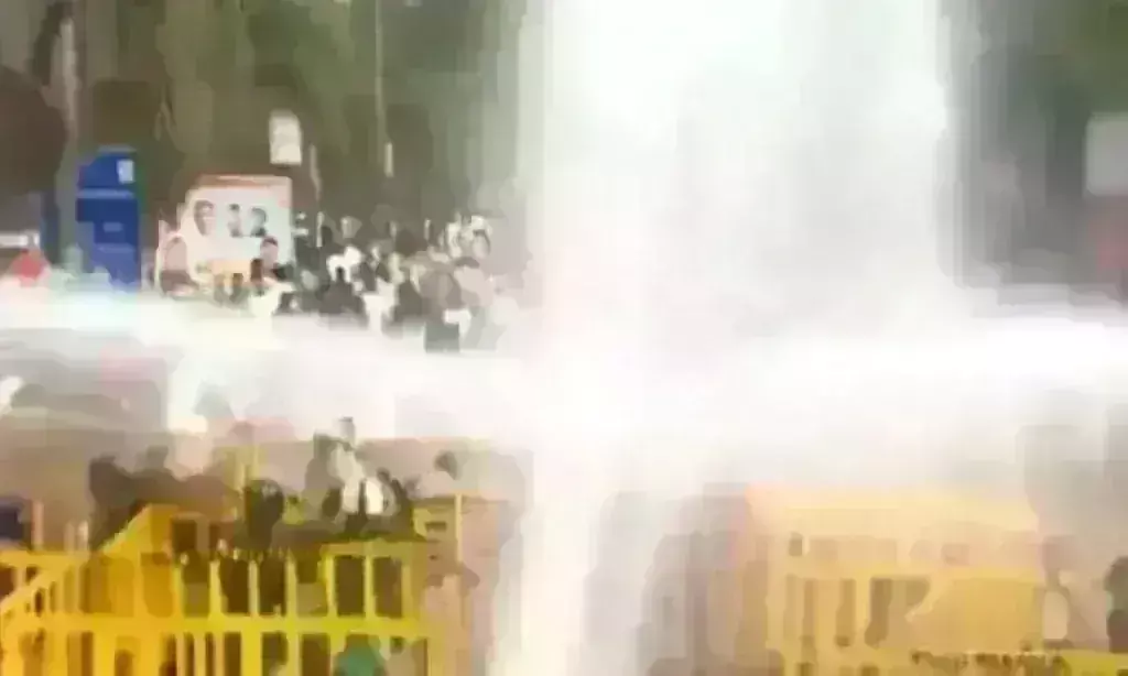 भोपाल में युवा कांग्रेस का प्रदर्शन, कार्यकर्ता बैरिकेड्स पर चढ़े, पुलिस ने आंसू गैस के गोले दागे भोपाल में युवा कांग्रेस का प्रदर्शन, कार्यकर्ता बैरिकेड्स पर चढ़े, पुलिस ने आंसू गैस के गोले दागे