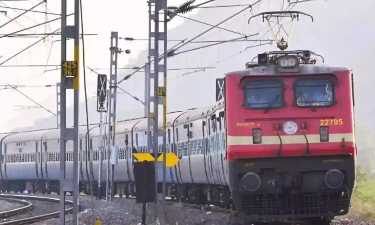 ओवरहेड तार टूटने से बैंडेल-कटवा रूट पर ट्रेनों का परिचालन थमा ओवरहेड तार टूटने से बैंडेल-कटवा रूट पर ट्रेनों का परिचालन थमा