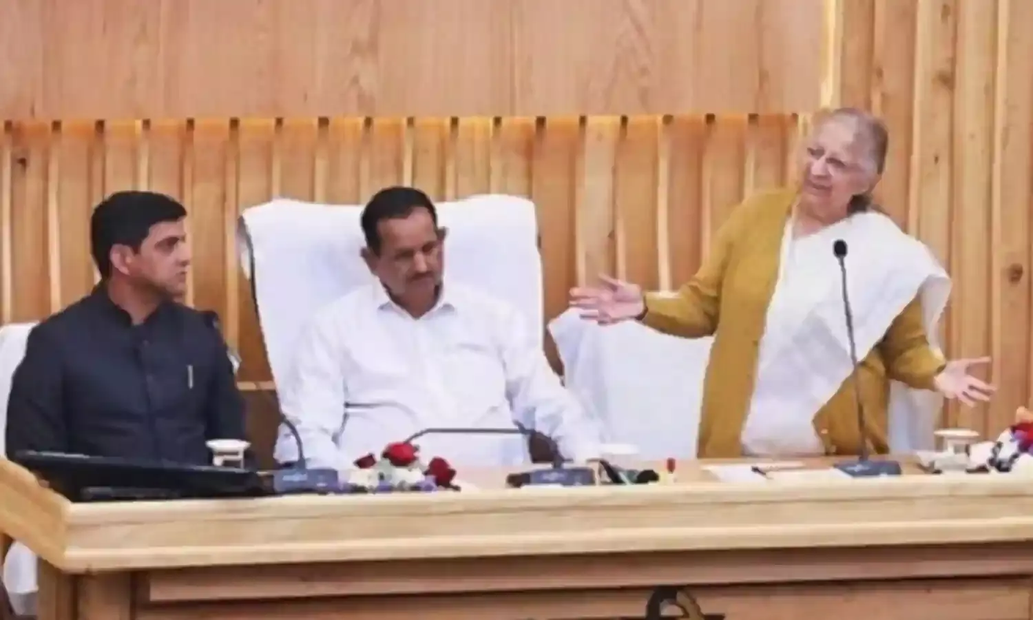 इंदौरः नए मीटिंग हॉल के नाम नामकरण पर हंगामा, ताई बोलीं- मैं अभी जिंदा हूं इंदौरः नए मीटिंग हॉल के नाम नामकरण पर हंगामा, ताई बोलीं- मैं अभी जिंदा हूं