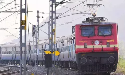 ओवरहेड तार टूटने से बैंडेल-कटवा रूट पर ट्रेनों का परिचालन थमा