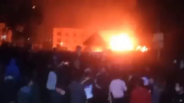 चुराचांदपुर में उपायुक्त और एसपी कार्यालय में आग लगाई,  तीन की मौत