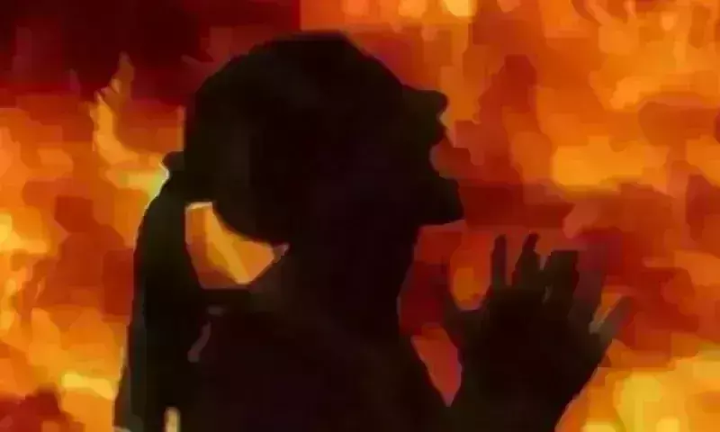 मुरैना में दुष्कर्म के आरोपी की गर्भवती पत्नी को पेट्रोल डालकर जलाया, बदसलूकी का भी आरोप मुरैना में दुष्कर्म के आरोपी की गर्भवती पत्नी को पेट्रोल डालकर जलाया, बदसलूकी का भी आरोप