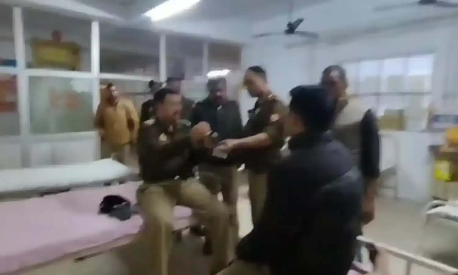 पुलिस भर्ती परीक्षा की ड्यूटी पर जा रहे दो पुलिसकर्मियों को कार ने टक्कर मारी