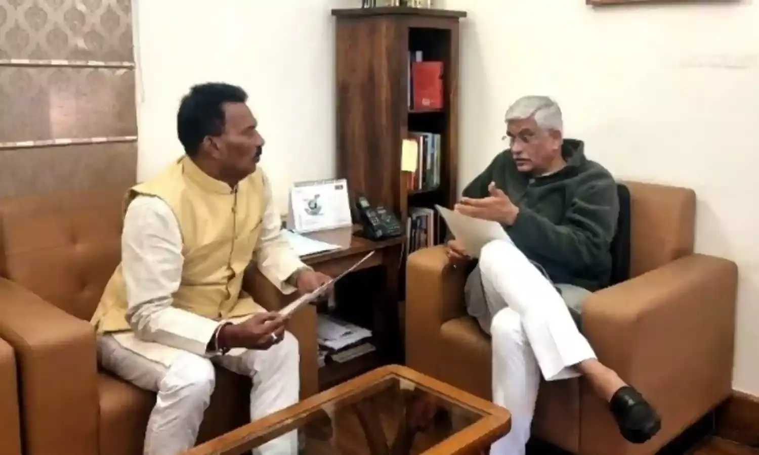 केन्द्रीय मंत्री शेखावत से मिले मप्र के मंत्री सिलावट, तालाबों के पुनरुद्धार को मांगा विशेष पैकेज