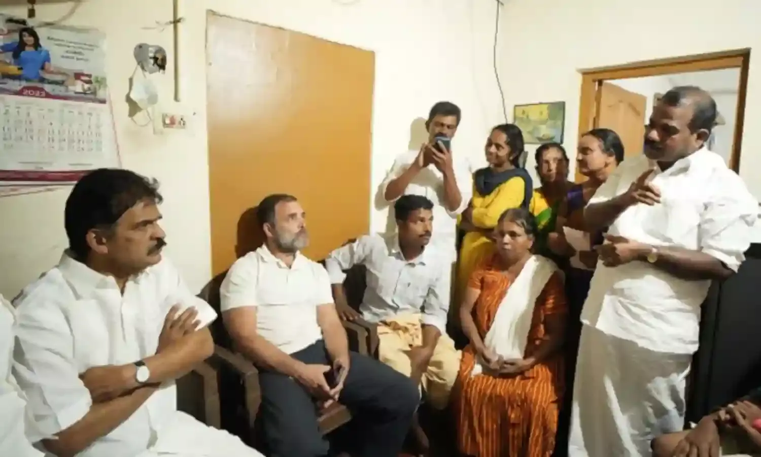 जंगली हाथी के हमले में मारे गए वन विभाग के वॉचर वीपी पॉल के परिवार से मिले राहुल