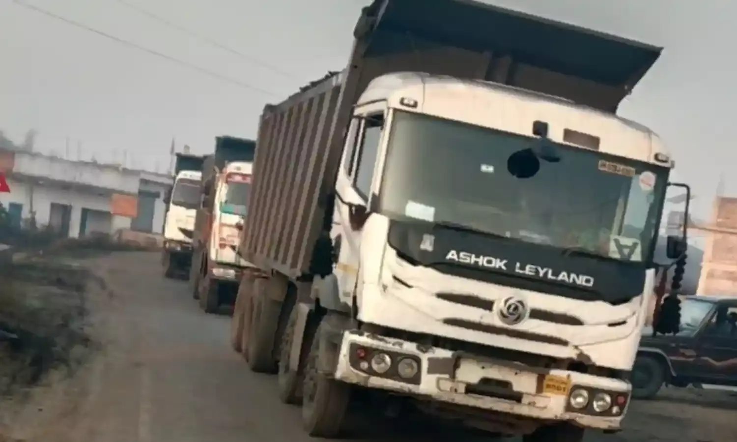 लातेहार में उग्रवादियों ने कोयला लदे वाहनों में की तोड़फोड़