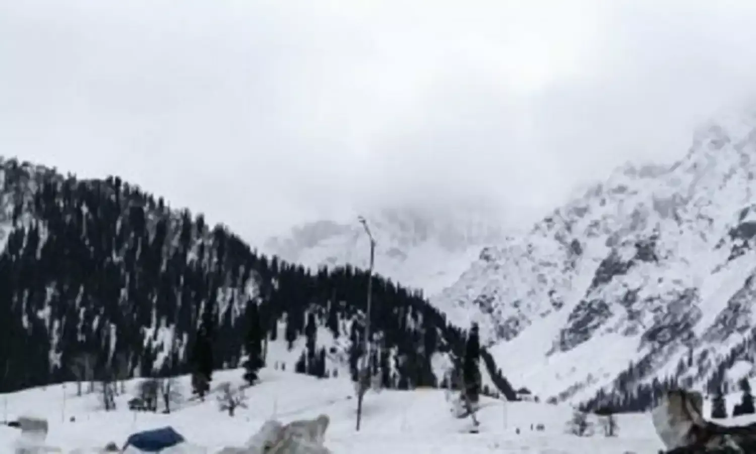 जम्मू-कश्मीर के मैदानी इलाकों में हल्की बारिश और ऊंचाई पर बर्फबारी