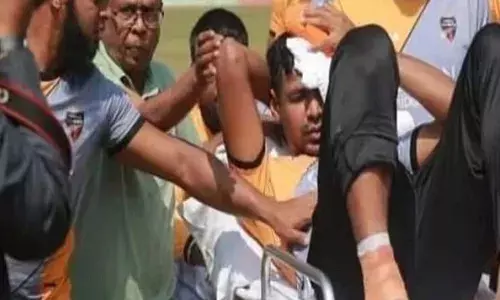 BPL: अभ्यास के दौरान मुस्तफिजुर रहमान के सिर में लगी गेंद, अस्पताल में भर्ती BPL: अभ्यास के दौरान मुस्तफिजुर रहमान के सिर में लगी गेंद, अस्पताल में भर्ती