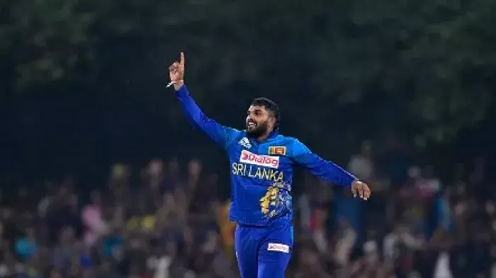 श्रीलंका के वानिंदु हसरंगा ने अंतरराष्ट्रीय टी-20 मैच में 100 विकेट लेकर लसिथ मलिंगा को पीछे छोड़ा श्रीलंका के वानिंदु हसरंगा ने अंतरराष्ट्रीय टी-20 मैच में 100 विकेट लेकर लसिथ मलिंगा को पीछे छोड़ा