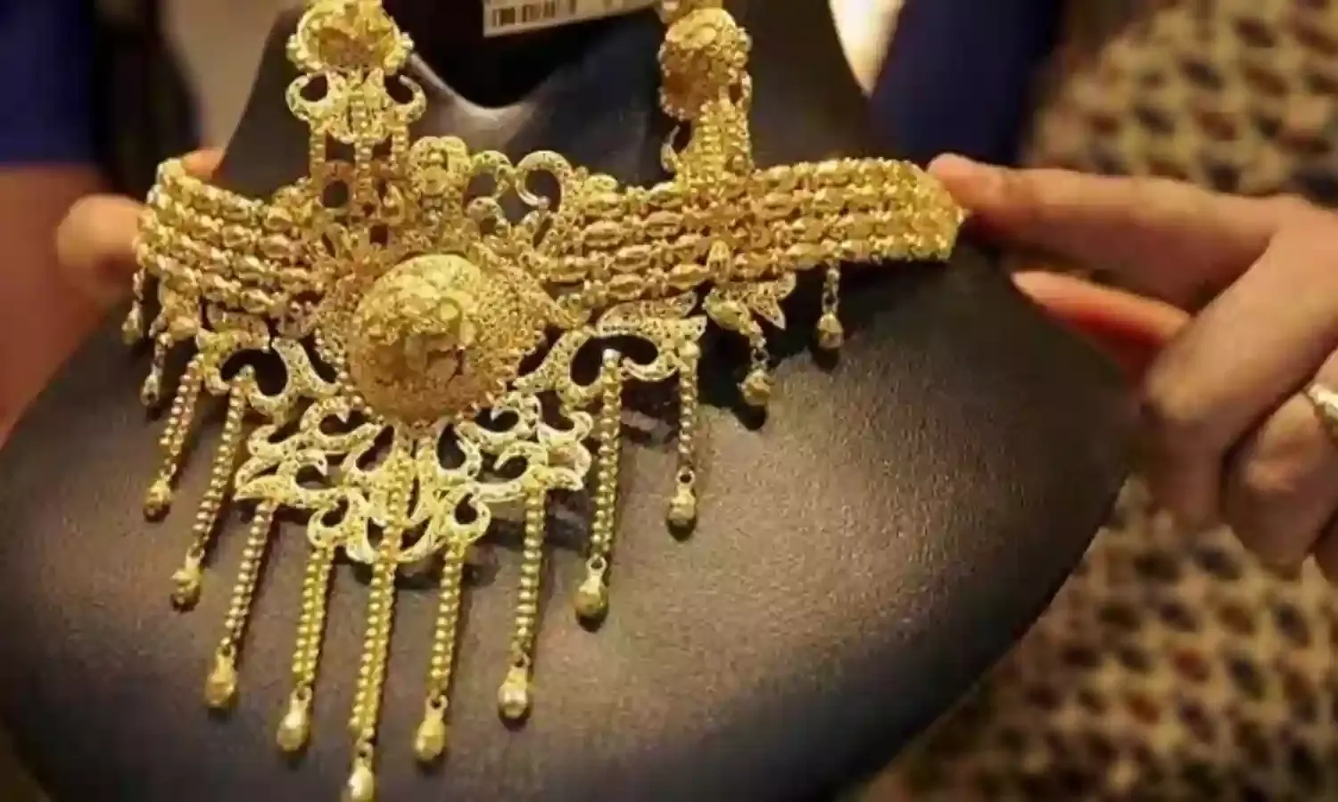 सर्राफा बाजार की तेजी पर आज लगा ब्रेक, सोना और चांदी में भी देखी गई गिरावट