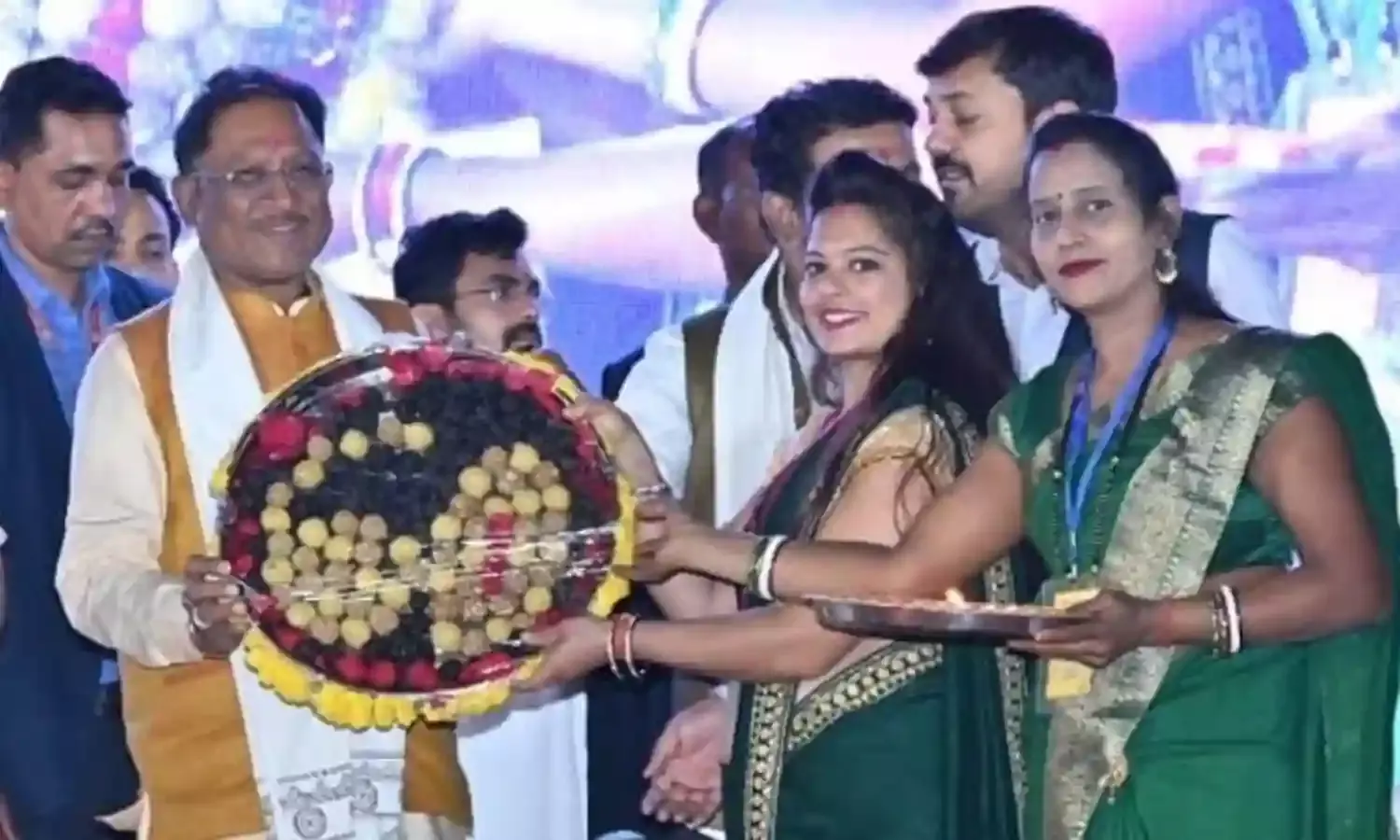 महिला स्वसहायता समूह की बहनों ने मुख्यमंत्री साय को दिया जन्मदिन पर लड्डुओं का तोहफा