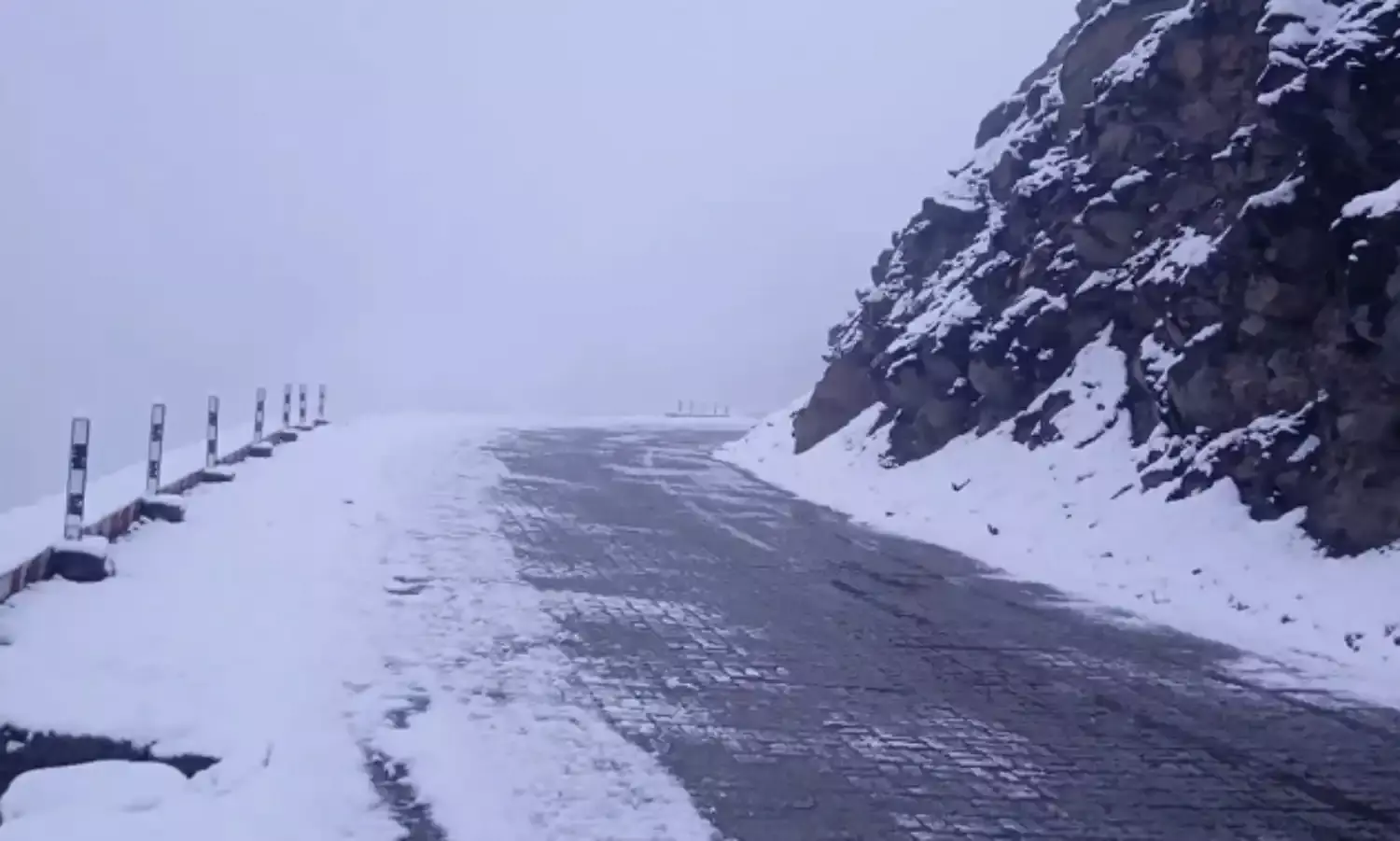 जम्मू-कश्मीर में तीन दिन से बर्फबारी और बारिश के बाद अधिकांश स्थानों पर न्यूनतम तापमान में गिरावट