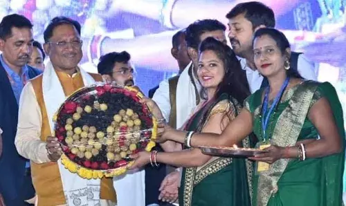 महिला स्वसहायता समूह की बहनों ने मुख्यमंत्री साय को दिया जन्मदिन पर लड्डुओं का तोहफा