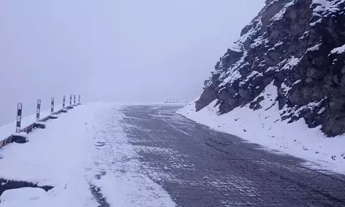 जम्मू-कश्मीर में तीन दिन से बर्फबारी और बारिश के बाद अधिकांश स्थानों पर न्यूनतम तापमान में गिरावट