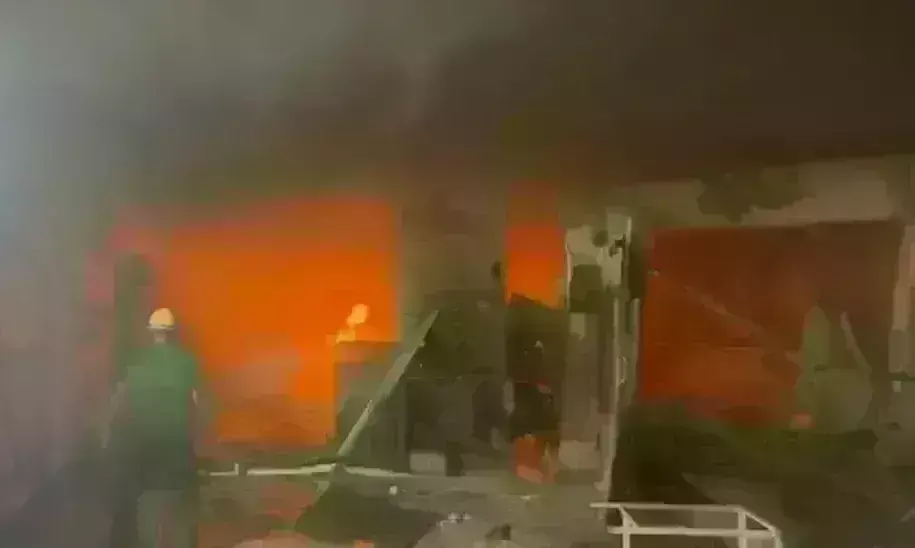 Hyundai शोरूम के वर्कशॉप में लगी आग, 7 गाड़ी पानी फेंककर बुझाई, 50 लाख का नुकसान