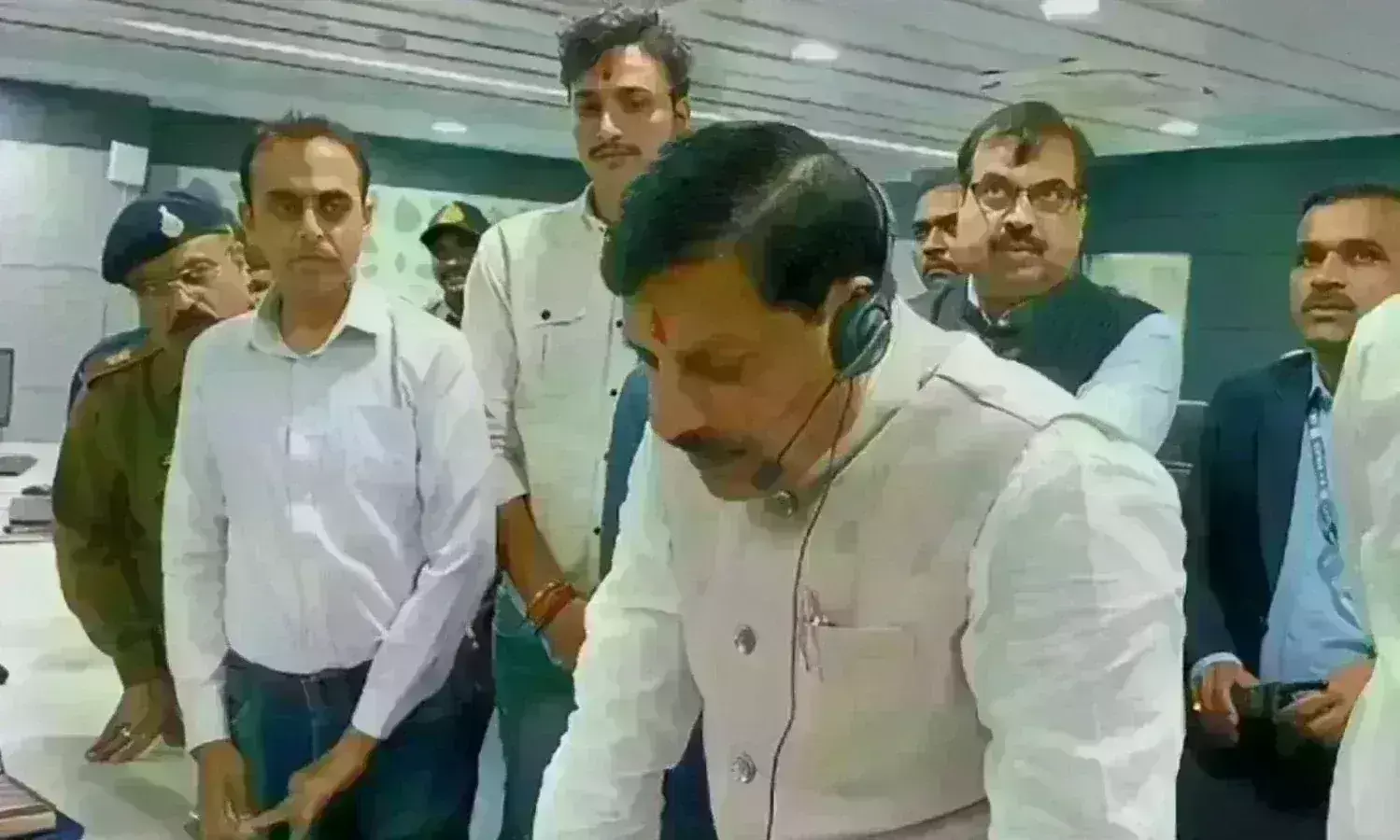 मुख्यमंत्री यादव ने सीएम हेल्पलाइन का किया निरीक्षण, शिकायतकर्ताओं से फोन पर की चर्चा