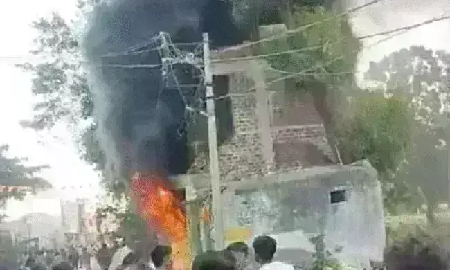 खरगोन में फुटवियर दुकान में लगी आग, एक ही परिवार के चार लोग झुलसे