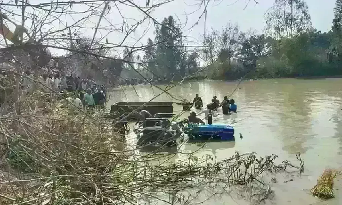 कासगंज में बड़ा हादसा, श्रद्धालुओं से भरी ट्रैक्टर ट्राली तालाब में गिरी, 15 लोगों की मौत