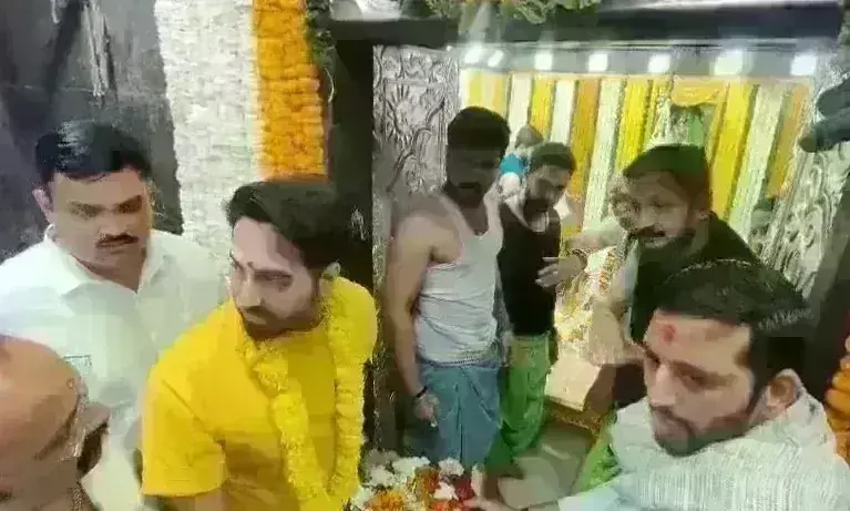 आयुष्मान खुराना पहुंचे उज्जैन, भगवान महाकाल के किए दर्शन आयुष्मान खुराना पहुंचे उज्जैन, भगवान महाकाल के किए दर्शन