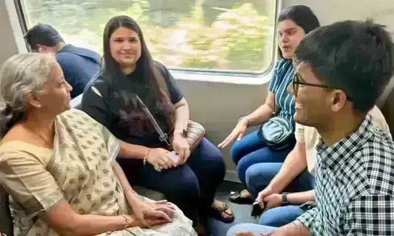 वित्त मंत्री सीतारमण ने मुंबई की लोकल ट्रेन में किया सफर, यात्रियों के सवालों का दिया जवाब वित्त मंत्री सीतारमण ने मुंबई की लोकल ट्रेन में किया सफर, यात्रियों के सवालों का दिया जवाब