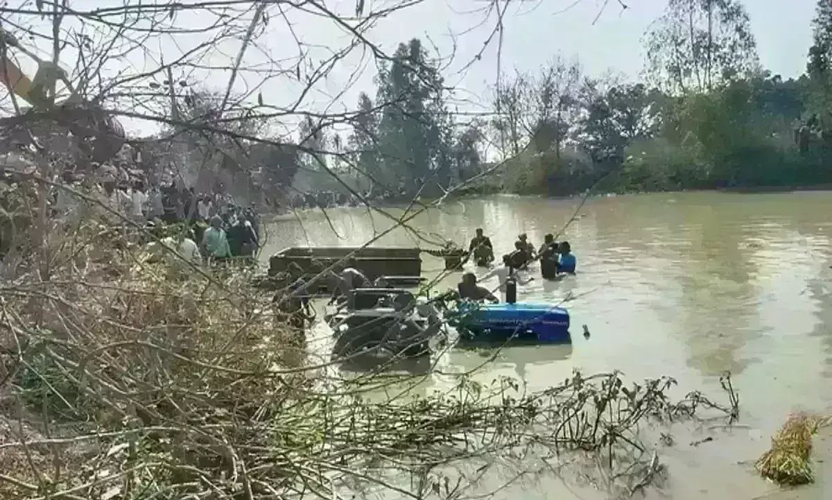कासगंज में बड़ा हादसा, श्रद्धालुओं से भरी ट्रैक्टर ट्राली तालाब में गिरी, 15 लोगों की मौत