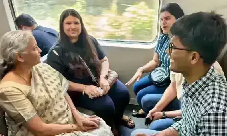 वित्त मंत्री सीतारमण ने मुंबई की लोकल ट्रेन में किया सफर, यात्रियों के सवालों का दिया जवाब वित्त मंत्री सीतारमण ने मुंबई की लोकल ट्रेन में किया सफर, यात्रियों के सवालों का दिया जवाब