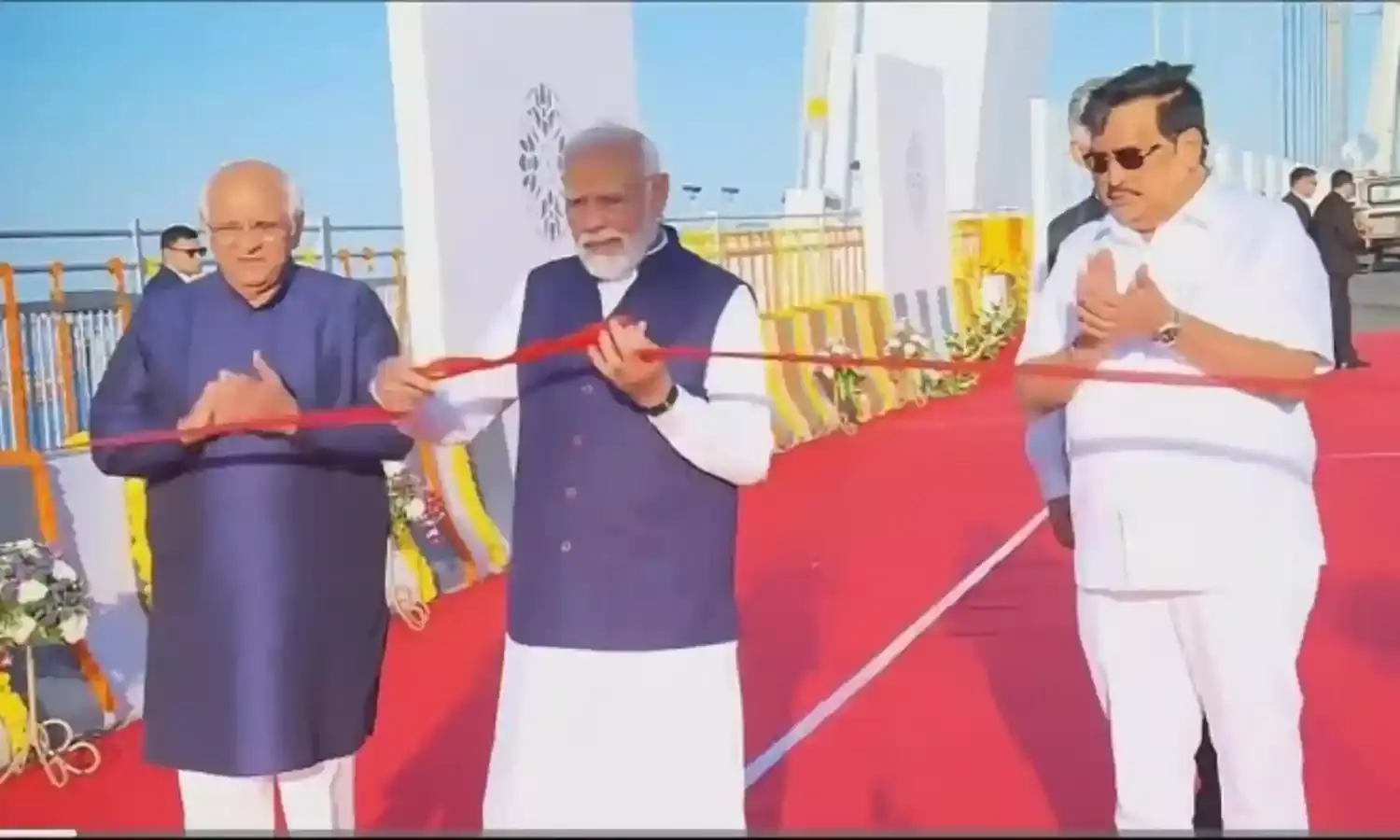 प्रधानमंत्री ने सुदर्शन सेतु जनता के लिए खोला,  व्यूइंग गैलरी है और खंभों पर मोर पंख उकेर के सजाया