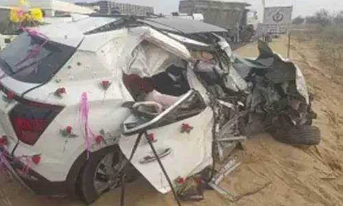 बंजार में पर्यटकों की गाड़ी खाई में गिरी, एक घायल