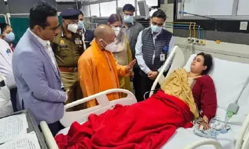 फ्लीट दुर्घटना में घायल लोगों का हाल जानने पहुंचे मुख्यमंत्री योगी