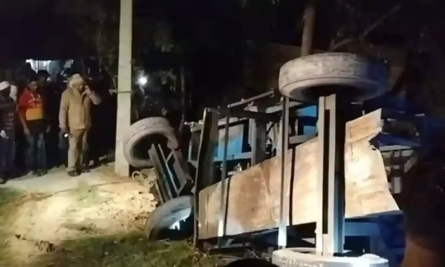 जौनपुर में रोडवेज बस और ट्रैक्टर-ट्रॉली की टक्कर में मजदूरों की मौत