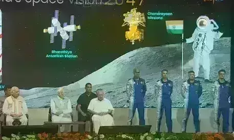 प्रधानमंत्री ने विक्रम साराभाई अंतरिक्ष केंद्र का किया दौरा, गगनयान यात्रियों से की मुलाकात