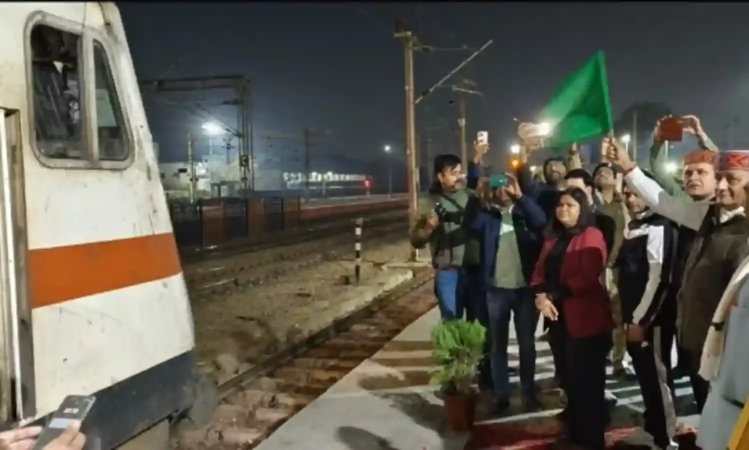 केंद्रीय मंत्री वीके सिंह ने अयोध्या जा रही विशेष ट्रेन को हरी झंडी दिखाई