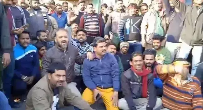 आउटसोर्सिंग कर्मचारियों को नहीं मिला वेतन, नगर निगम से नाराज होकर हड़ताल की