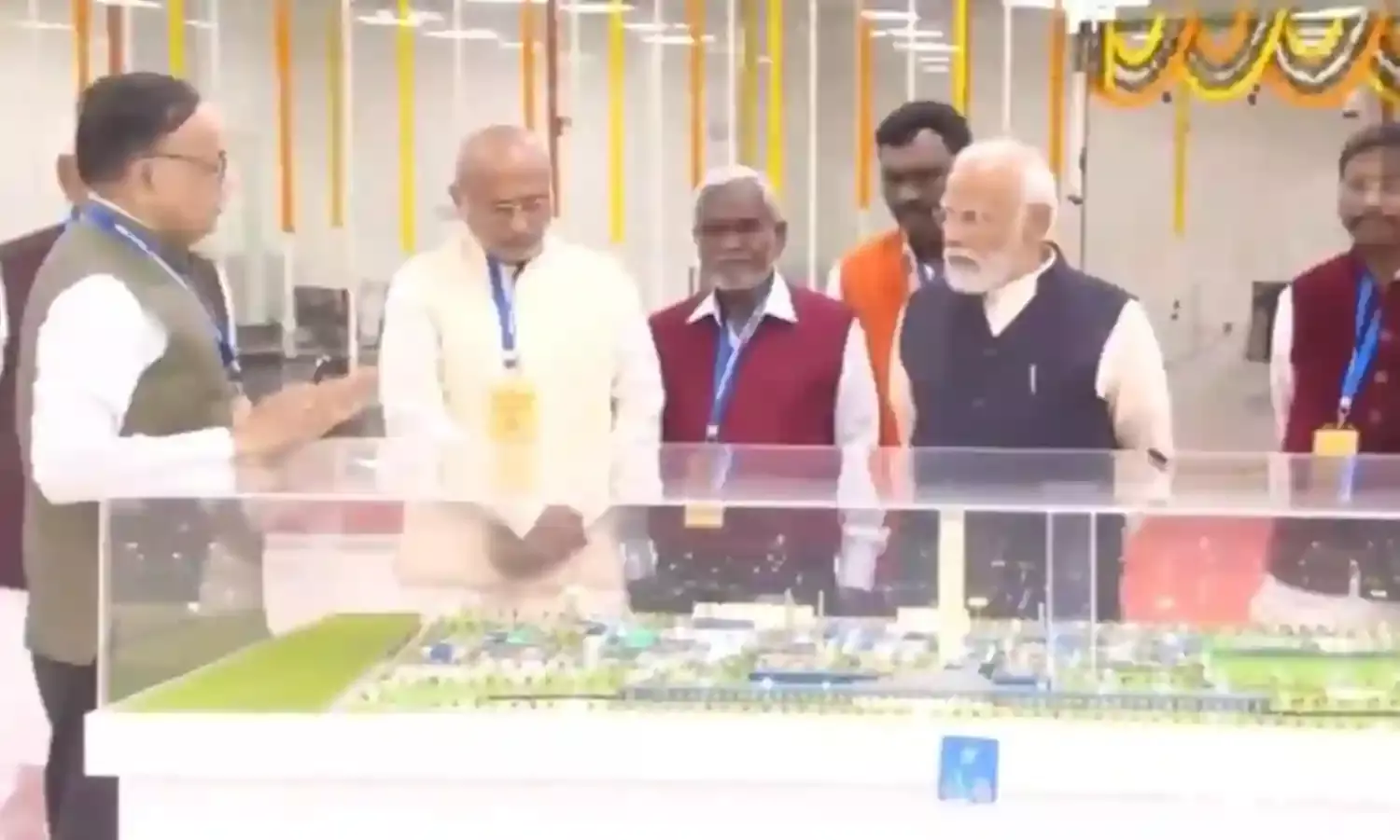 प्रधानमंत्री मोदी धनबाद में मुख्यमंत्री सोरेन ने किया स्वागत प्रधानमंत्री मोदी धनबाद में मुख्यमंत्री सोरेन ने किया स्वागत