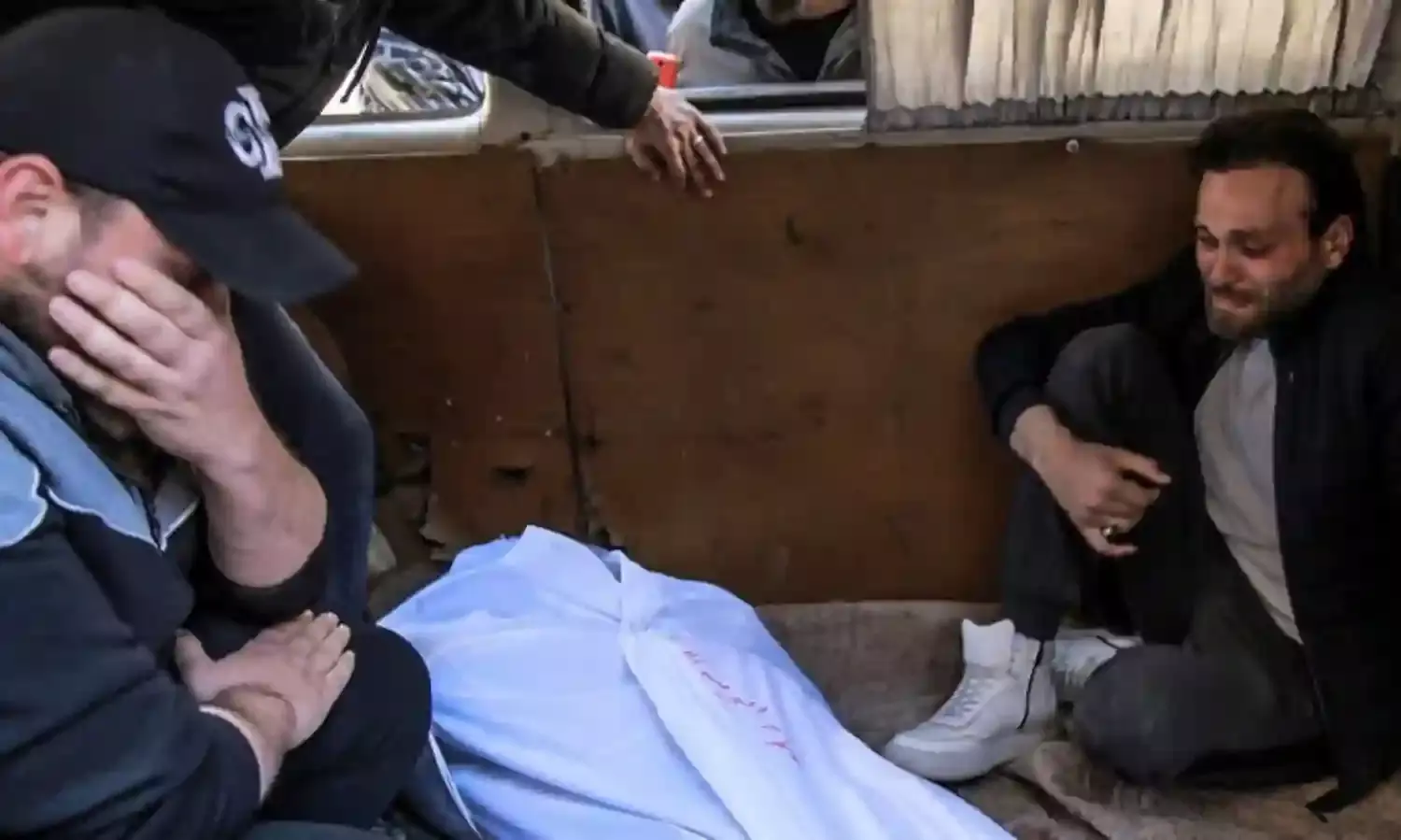 इजराइली सुरक्षा बलों ने गाजा शहर में भीड़ पर गोली चलाई, 100 से ज्यादा की मौत