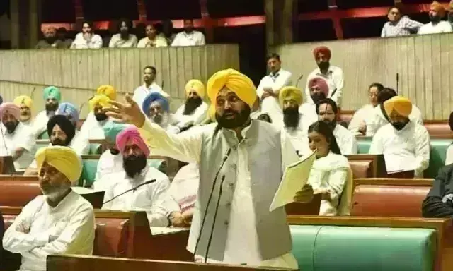 पंजाब विधानसभा में बजट सत्र के पहले दिन कांग्रेस का हंगामा, राज्यपाल नहीं पढ़ पाए भाषण पंजाब विधानसभा में बजट सत्र के पहले दिन कांग्रेस का हंगामा, राज्यपाल नहीं पढ़ पाए भाषण