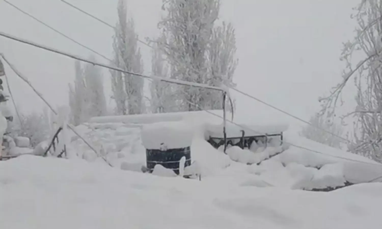 हिमाचल प्रदेश के पांच जिलों में बर्फबारी, चार एनएच समेत 350 सड़कें बंद