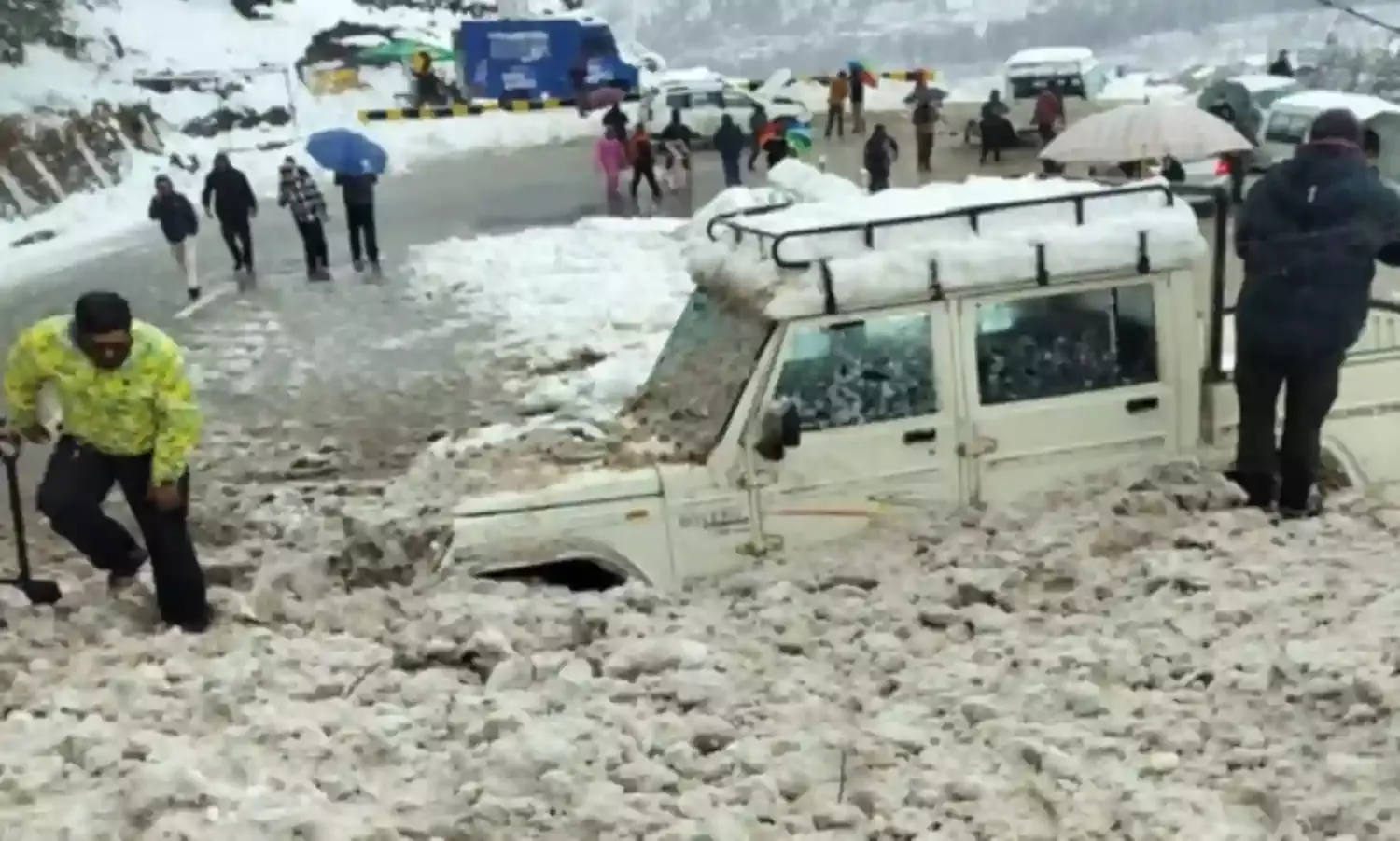मनाली-सोलंग नाला मार्ग पर हुआ भारी हिमस्खलन, बर्फ में दबी पांच गाड़ियां मनाली-सोलंग नाला मार्ग पर हुआ भारी हिमस्खलन, बर्फ में दबी पांच गाड़ियां