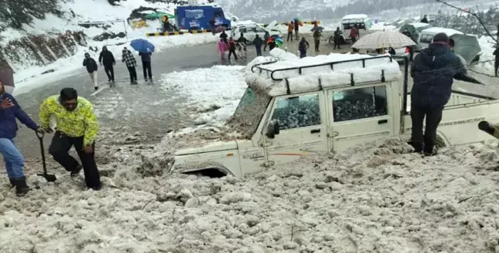 मनाली-सोलंग नाला मार्ग पर हुआ भारी हिमस्खलन, बर्फ में दबी पांच गाड़ियां मनाली-सोलंग नाला मार्ग पर हुआ भारी हिमस्खलन, बर्फ में दबी पांच गाड़ियां