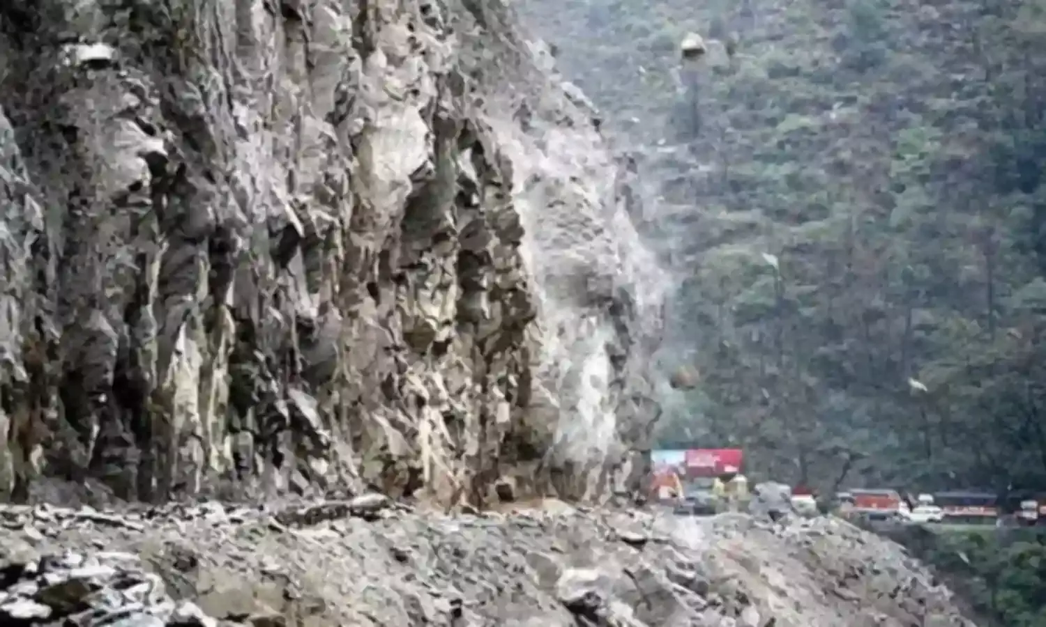 जम्मू-श्रीनगर राष्ट्रीय राजमार्ग भूस्खलन के कारण दूसरे दिन रविवार को भी बंद