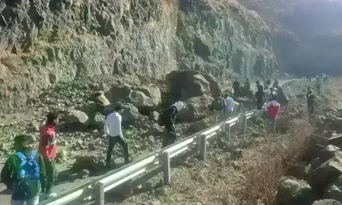 इंदौर में जाम गेट के पास पहाड़ धंसका, महू-मंडलेश्वर मार्ग का संपर्क टूटा