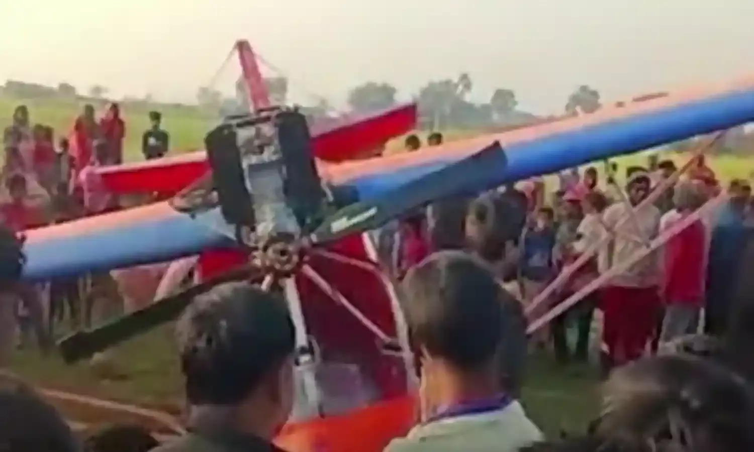 बिहार के गया में सेना का एयरक्राफ्ट दुर्घटनाग्रस्त, तकनीकी खराबी के चलते खेत में जा गिरा बिहार के गया में सेना का एयरक्राफ्ट दुर्घटनाग्रस्त, तकनीकी खराबी के चलते खेत में जा गिरा