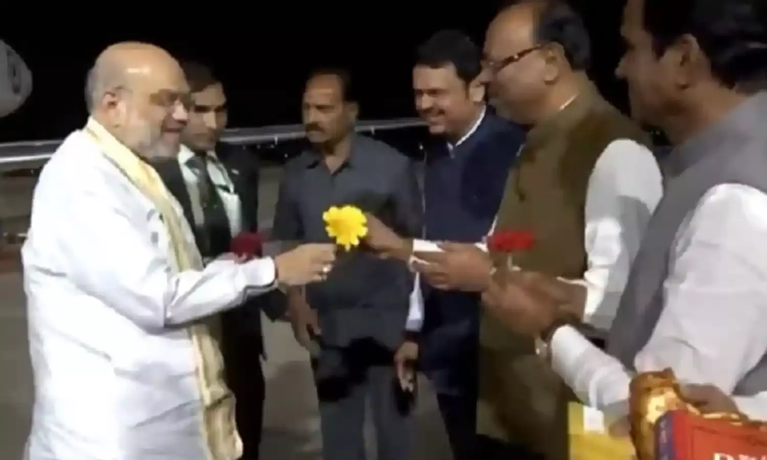 अमित शाह दो दिवसीय महाराष्‍ट्र के दौरे पर, फडणवीस समेत कई नेताओं ने हवाई अड्डे पर किया स्वागत