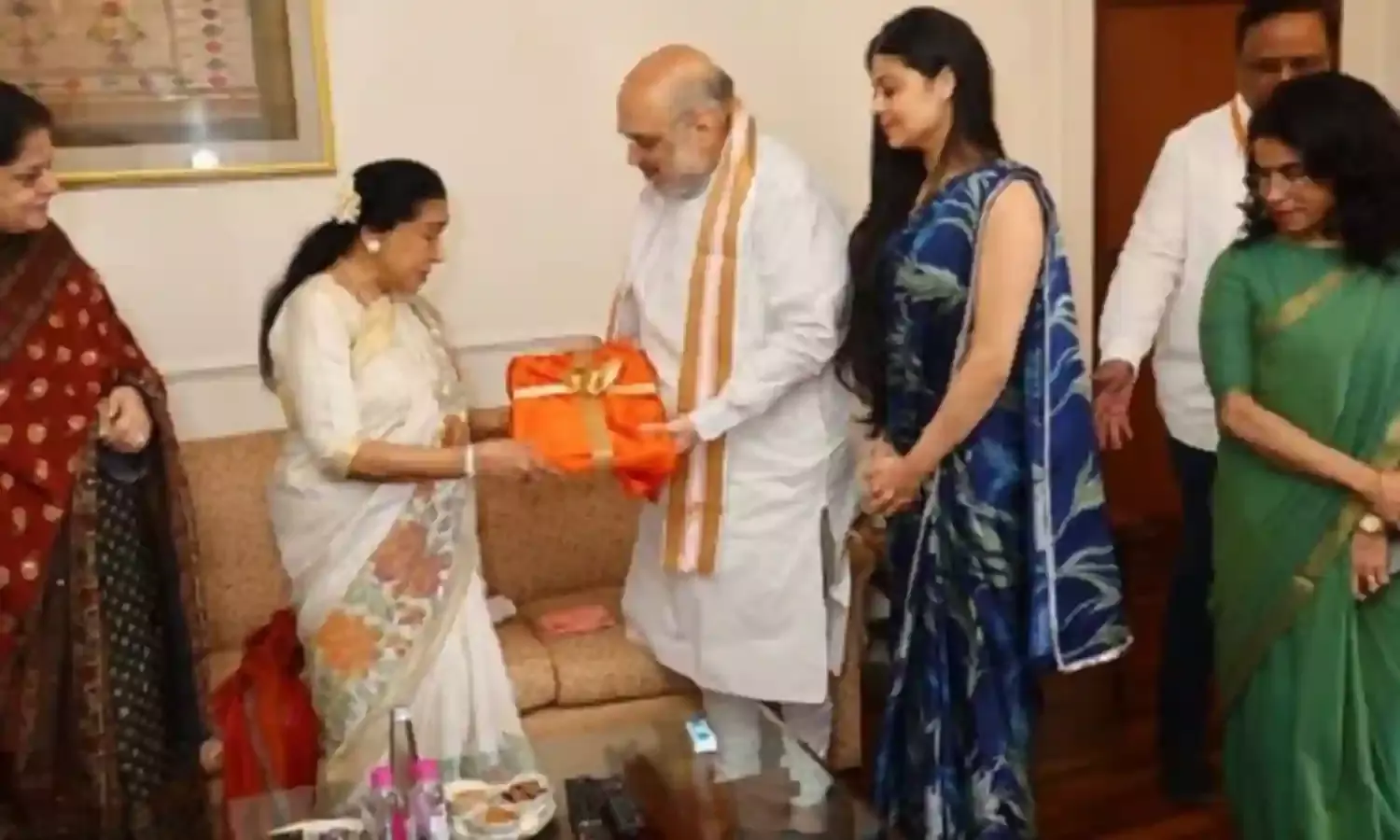 अमित शाह ने बेस्ट ऑफ आशा भोंसले पुस्तक का विमोचन किया