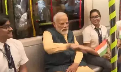 प्रधानमंत्री मोदी ने कोलकाता में देश की पहली अंडरवाटर मेट्रो रेल को हरी झंडी दिखाई
